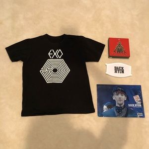 KPOP: exo merchandise with 6 posters